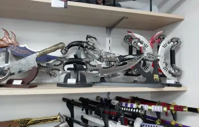 Les douanes découvrent un arsenal de 3.511 armes blanches dans un entrepôt francilien