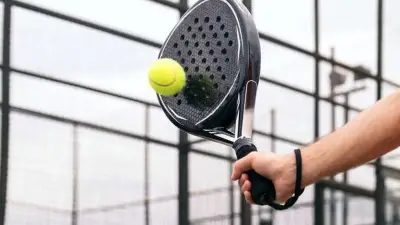 Licenciée pour avoir joué au padel en arrêt maladie : une Italienne obtient 18 mois de salaire
