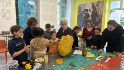 À Lunel-Viel, des enfants créent une piñata ananas pour le carnaval tropical