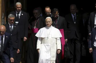 Macron et le pape Léon XIV au Vatican : Guerre, IA et abus sexuels au programme