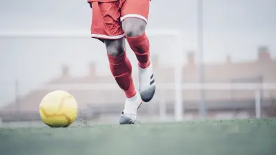 Match de foot annulé après un tir de feu d'artifice sur un joueur