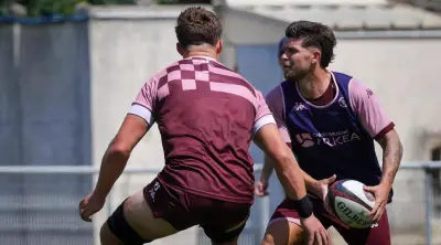 Matthieu Jalibert s'entraîne après son choc au genou avant le quart de finale