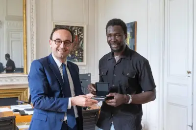 Médaille de la Ville pour le héros sans-papiers de la Garonne
