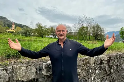 Michel Villano, l'homme aux mille voix, renaît dans la Tinée et remonte sur scène à Villeneuve-Loubet