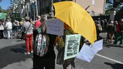 À Millau, 200 opposants déversent une tonne de lisier contre l'usine Cyclamen