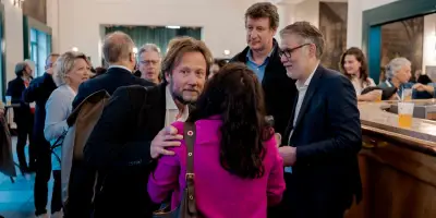 À Montreuil, les débats politiques s'animent autour des ronds-points et barbecues