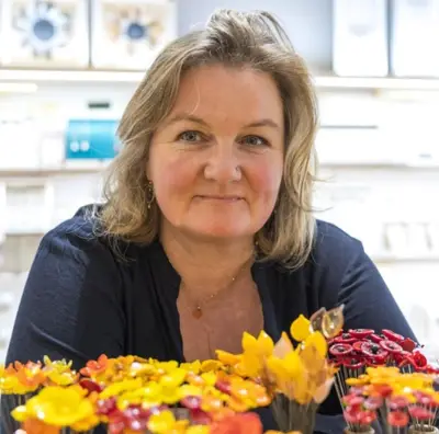 Nathalie Mercère, maître artisan d'art, perpétue l'art de la perle de verre à Cambo-les-Bains