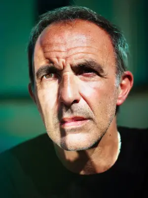 Nikos Aliagas : de l'ombre des studios à la lumière des écrans, un destin télévisuel