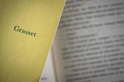 Olivier Nora écarté de Grasset par Bolloré : Macron défend le pluralisme éditorial