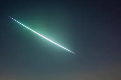 Phénomène lumineux spectaculaire observé dans le ciel nocturne à Vence