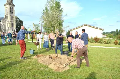 Plantation symbolique de l'arbre de la paix à Moustiers
