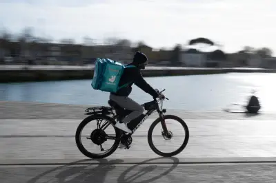 Plateformes de livraison accusées de traite humaine par des associations de livreurs