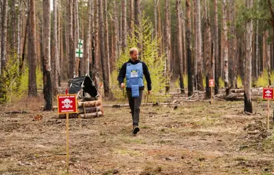 Prince Harry initié au déminage high-tech à Boutcha