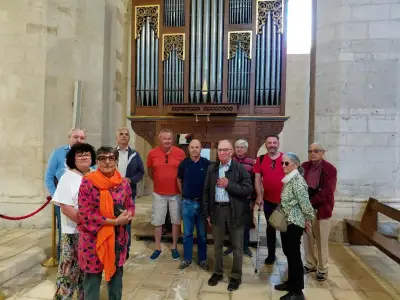 Rassemblement laïc et solidaire à Surgères après le vandalisme de l'église