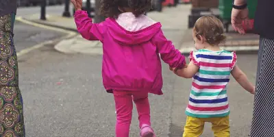 Réductions fiscales pour les parents : guide des crédits d'impôt sur la garde et l'éducation