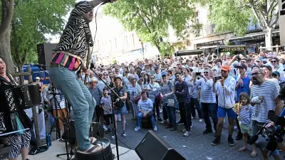 Record battu : plus de 4 000 marinières réunies à Pézenas