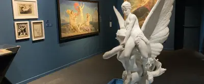 Sirènes et reflets : l'eau, source d'inspiration artistique à Nîmes