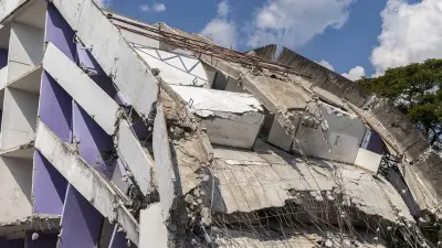 Séisme en Indonésie : un immeuble s'effondre, un mort et des témoignages poignants