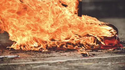 Spectaculaire accident de moto au Texas : le pilote projeté dans une boule de feu