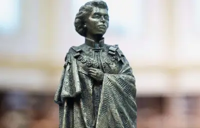 Statue monumentale d'Elizabeth II dévoilée par le British Museum et la BBC
