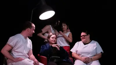 Suzie, la série théâtrale qui veut séduire les Français éloignés des planches