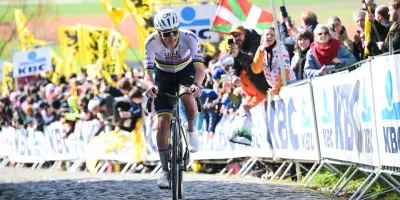 Tadej Pogačar triomphe sur le Tour des Flandres pour la troisième fois, un douzième monument