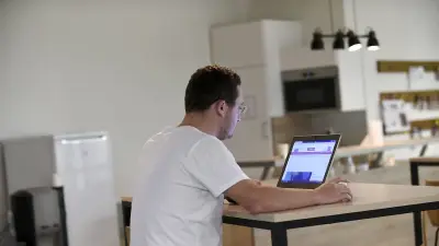 Télétravail face à la flambée des carburants : une solution européenne ignorée par les entreprises