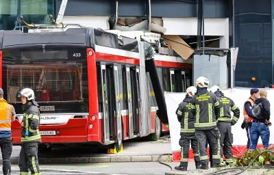 Tragédie à Salzbourg : un trolleybus s'encastre dans un supermarché, un mort et sept blessés