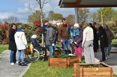 Étudiants en paysage et seniors plantent ensemble un jardin intergénérationnel