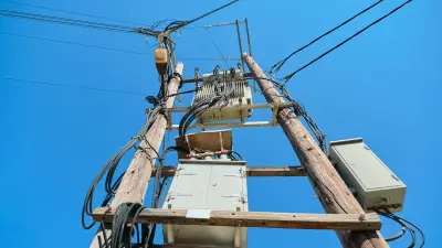 Un accident de voiture sectionne un poteau électrique et prive 400 foyers de courant en Isère