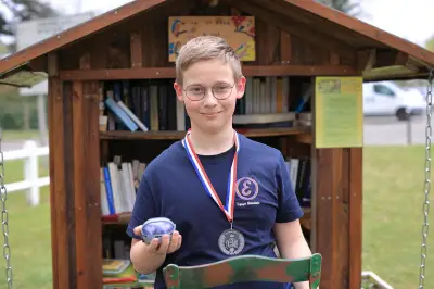 Un adolescent de 14 ans crée l'équipe Neurobots et séduit le jury à Bordeaux