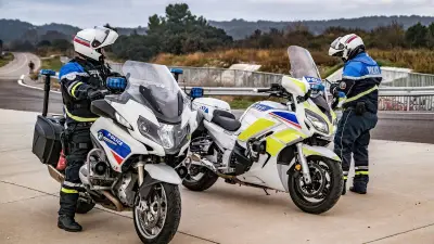 Un conducteur prend la fuite sur l'autoroute et blesse un motard de la police