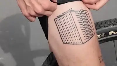 Un Normand se fait tatouer le CHU de Caen sur la cuisse avant sa destruction