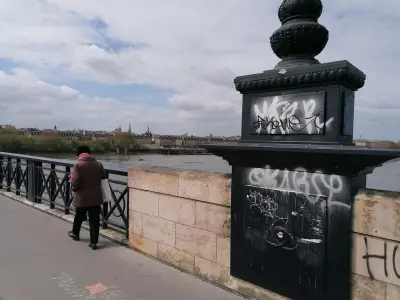 Une jeune femme sauvée de la Garonne par un sans-abri héroïque à Bordeaux
