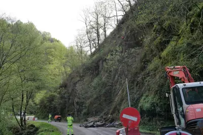 Une tonne de rochers évacuée sur la D237 en Haut-Béarn après une purge d'urgence