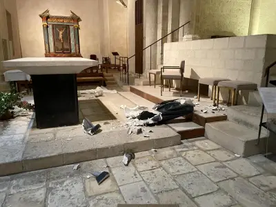 Vandalisme à l'église Notre-Dame de Surgères : statues brisées et mobilier saccagé