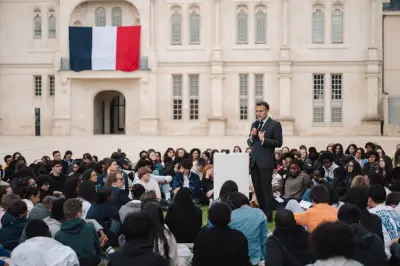 À Villers-Cotterêts, Macron appelle à une déconnexion des réseaux sociaux