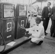 1967 : La naissance d'Elf Aquitaine et la première campagne de teasing publicitaire