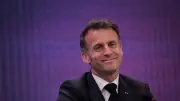 À 84 ans, une résidente d'Ehpad reçoit un cadeau d'Emmanuel Macron pour son anniversaire