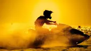 Accident de jet-ski : une ado de 12 ans percuté la route et survit