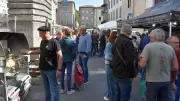 Affluence au marché de Saint-Affrique : gâteau à la broche et fraises