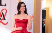 Anne Hathaway couronnée par People et prépare la suite du Diable s'habille en Prada
