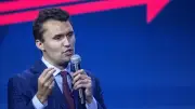 Assassinat de Charlie Kirk : le suspect inculpé, le procureur réclame la peine de mort
