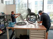 Au cœur du village paralympique, l'atelier de réparation qui fait gagner les athlètes