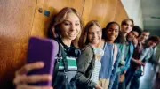 Australie : réseaux sociaux interdits aux moins de 16 ans, et en France ?