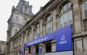 Campement de familles mal logées devant l'Hôtel de Ville de Paris pour réclamer un toit décent