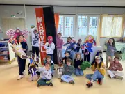 Carnaval littéraire à Saint-Xandre : les enfants défilent sur le thème des livres jeunesse