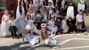 Carnaval scolaire à Poilhes : un défilé en noir et blanc réunit familles et écoliers