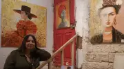 Chrystine Mounié anime la rue Canabasserie à Pézenas avec son atelier-galerie