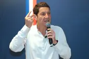 David Lisnard lance sa campagne présidentielle avec une broyeuse contre la bureaucratie